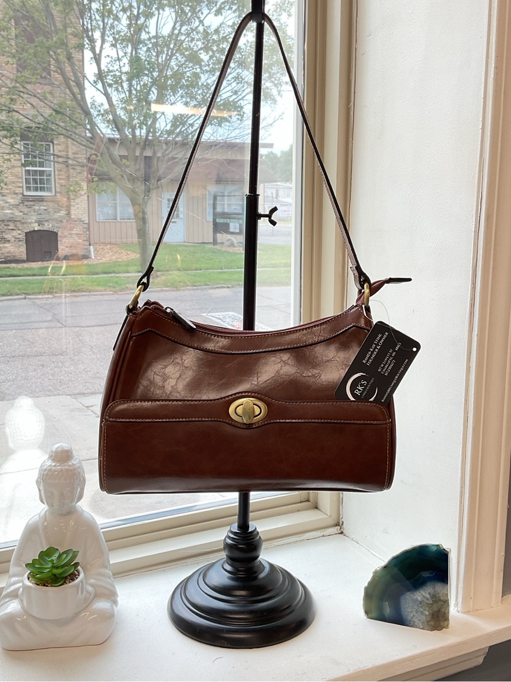 Classic Brown Leather Shoulder Bag with Turn-Lock Closure